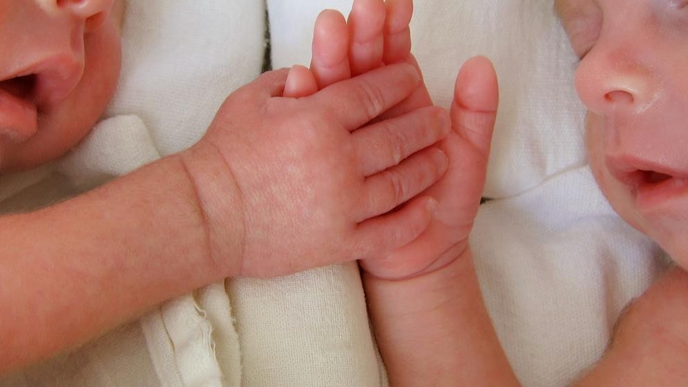 Tuvieron gemelos y le pusieron de nombre Corona y Covid | Redes