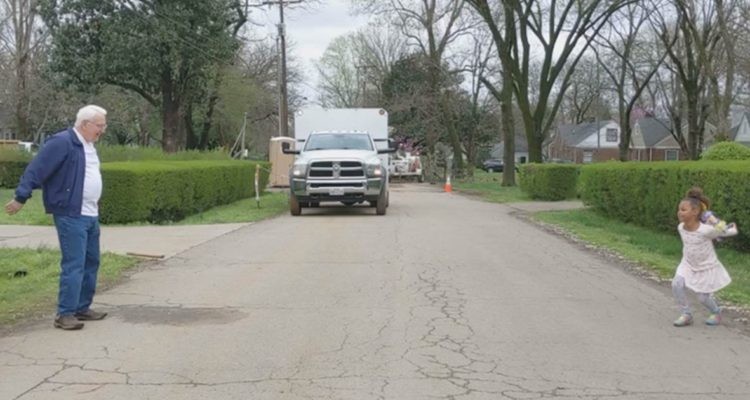 Video: el baile a distancia del abuelo con su pequeña nieta en plena cuarentena | Redes