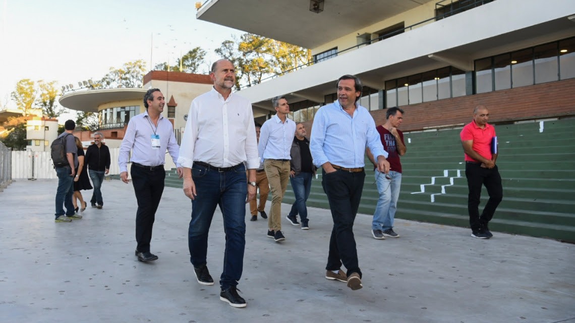 Perotti recorrió el espacio que se acondicionó como centro de aislamiento en Rosario | Noticias