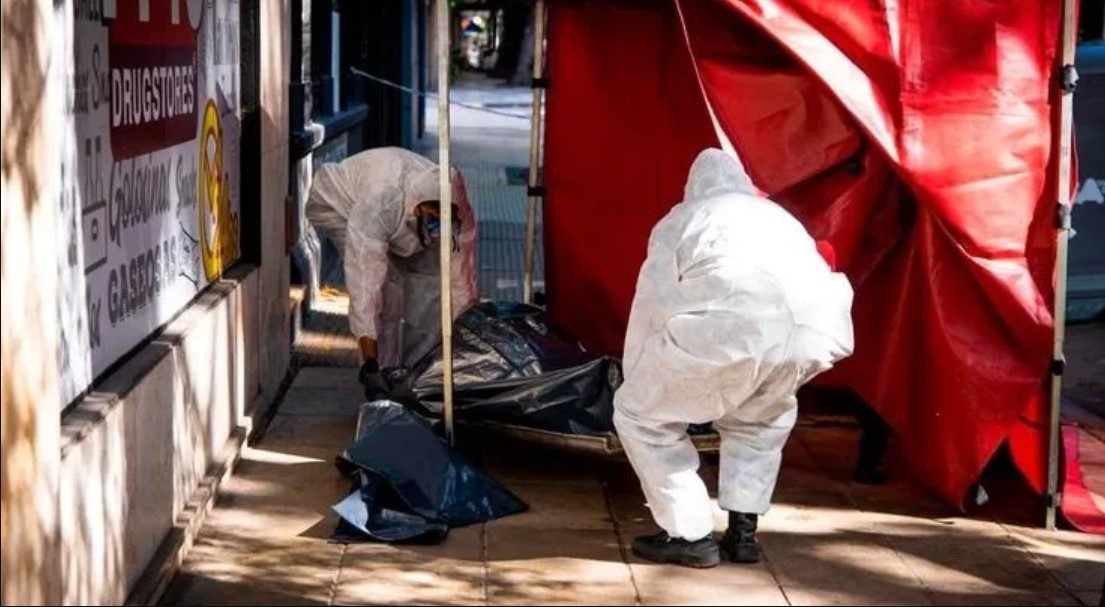 Coronavirus: una jubilada murió en plena calle y la policía de la Ciudad activó el protocolo | Información General