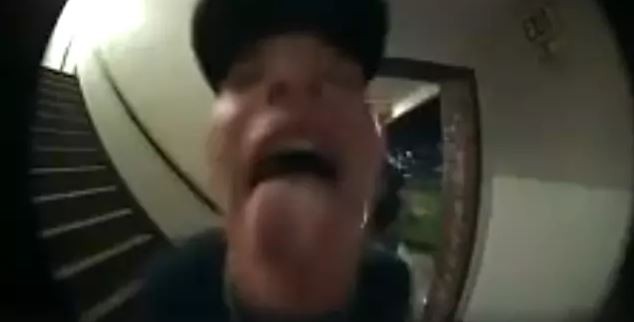 Un joven lamió el timbre de una casa en medio de la pandemia de coronavirus en Estados Unidos | Redes