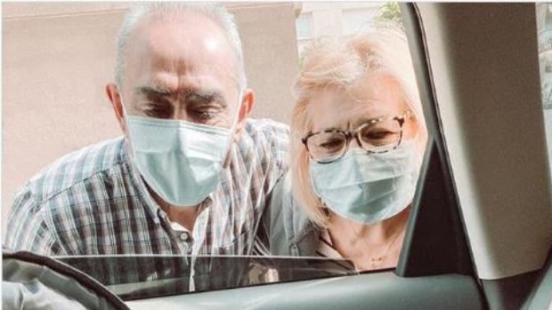 Video conmovedor: los abuelos que conocen a su nieta a través de la ventanilla del auto | Redes