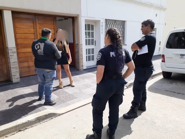 Detuvieron a la joven que se escondió en el baúl de un taxi para ver a su novio | Información General