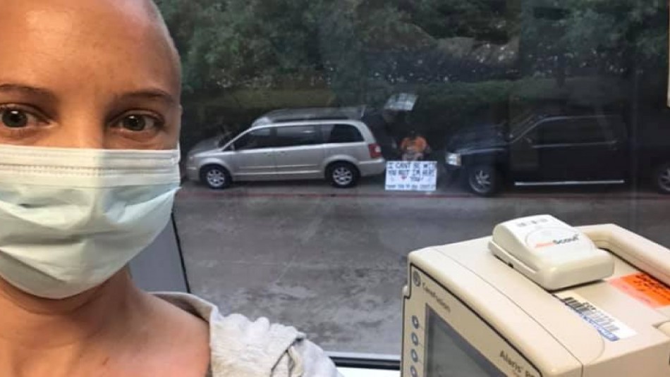 El hombre que acompaña a su mujer con cáncer desde la vereda de su casa | Redes