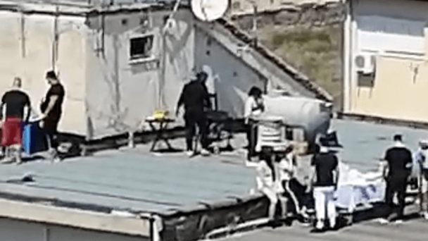 Video: hacían un asado en la terraza, llegó un helicóptero policial y le tiraron con fuegos artificiales | Redes