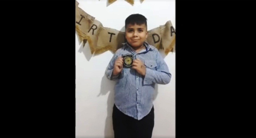 Cumplió 7 años, no podía estar con sus amigos y la policía le dio una sorpresa | Redes