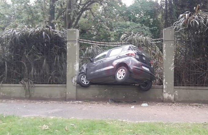 La Plata: una policía se estrelló con el auto contra las rejas del ex Zoo | Nacionales