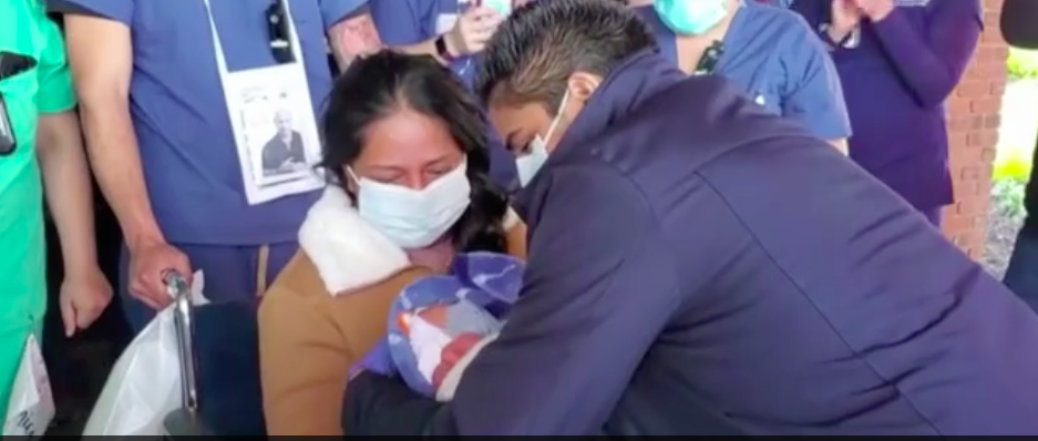 Video: el momento en que una mujer que dio a luz con coronavirus conoce a su bebé de 11 días | Redes