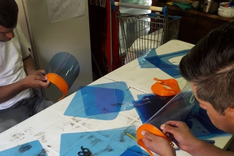 Presos bahienses fabrican vinchas con impresoras 3D para máscaras faciales por el COVID-19 | Información General