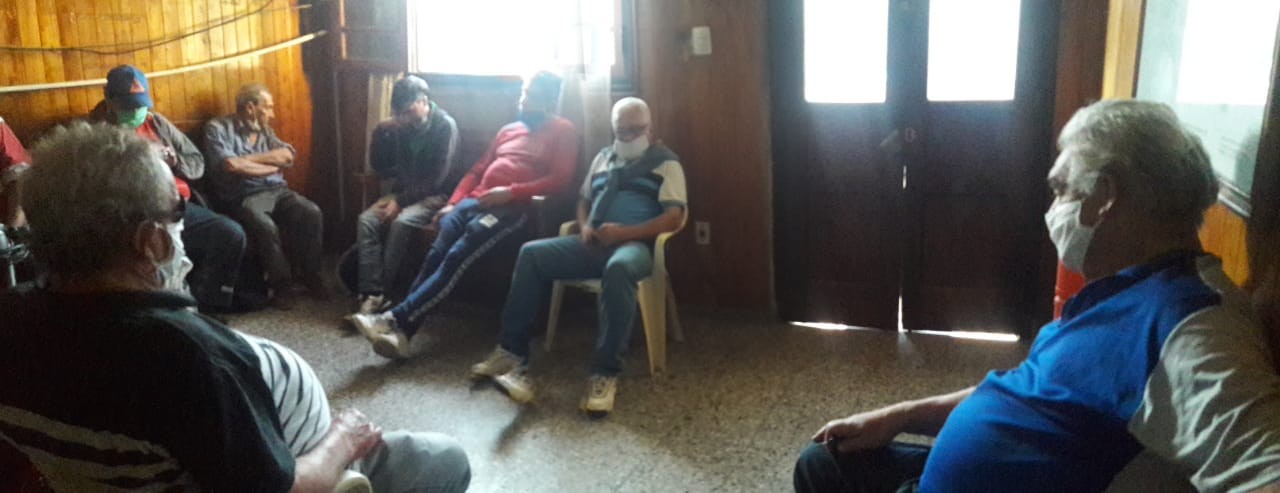 Estaban de peña comiendo pescados: Quedaron todos detenidos | Noticias