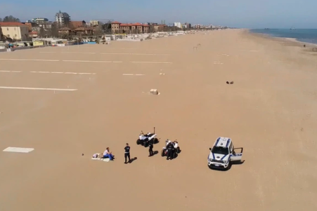 Video: el impresionante operativo con un dron y policías para atrapar a un solitario hombre en la playa | Redes
