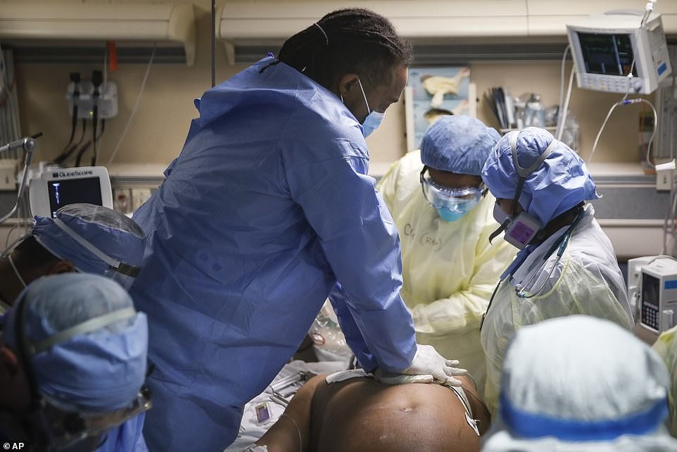 Video y fotos: el momento en que los médicos reviven a un paciente con coronavirus | Información General