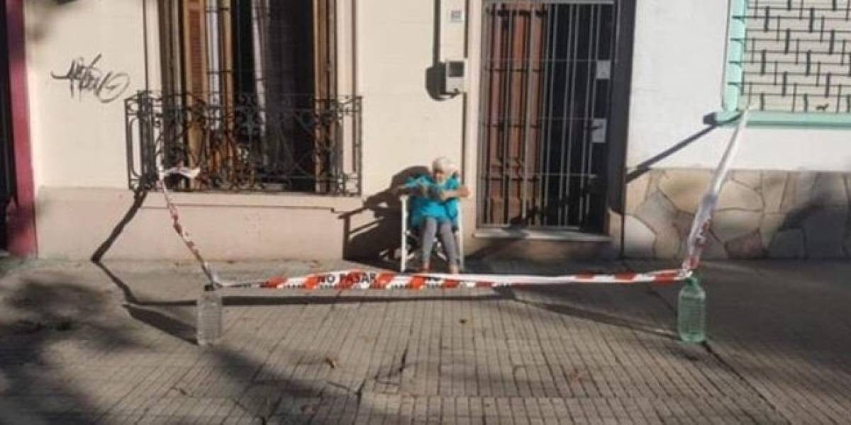 La abuela que "cerró" su vereda para poder tomar mate en la puerta de su casa | Redes