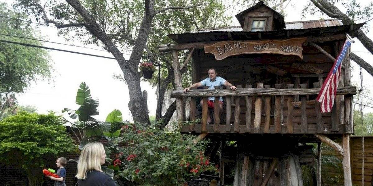 El médico que se fue a vivir a la casa del árbol para aislarse de su familia | Información General