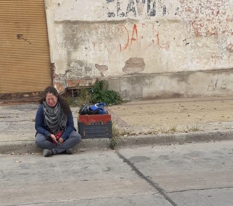 Le sacaron la moto mientras vendía pan casero por la crisis y su foto se volvió viral | Información General