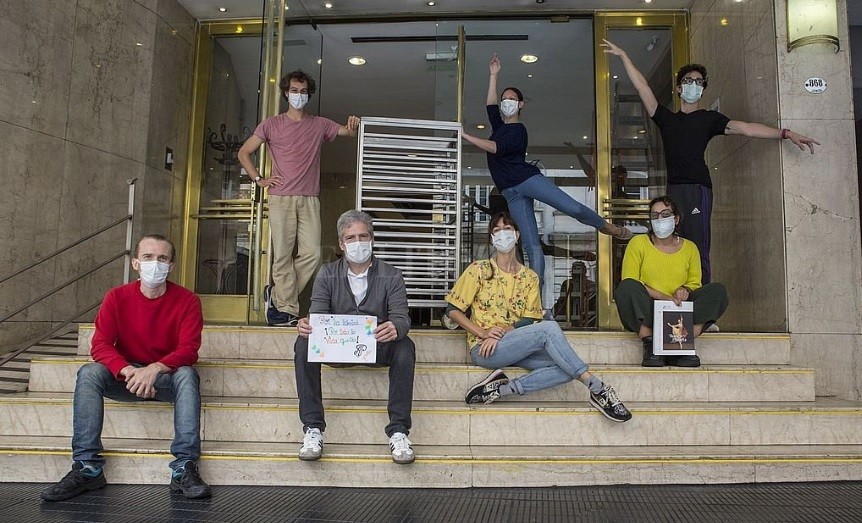 Integrantes del Ballet Estable del Teatro Colón asisten como voluntarios a personas en cuarentena | Noticias