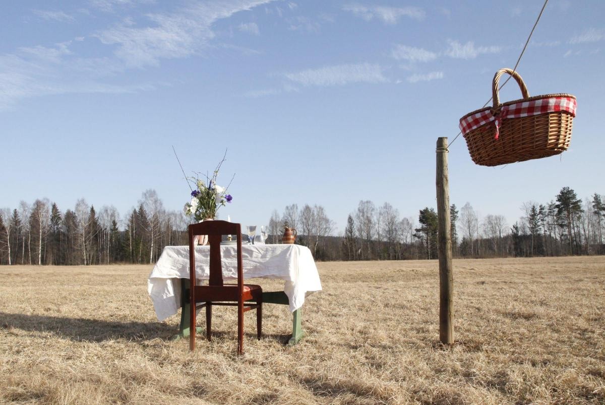 Coronavirus: el restaurante que tiene una sola mesa en el medio del campo | Redes
