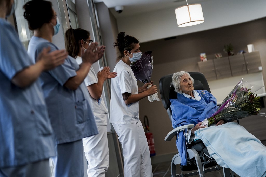 Tras cumplir 100 años, se recuperó del coronavirus y salió del hospital | Información General