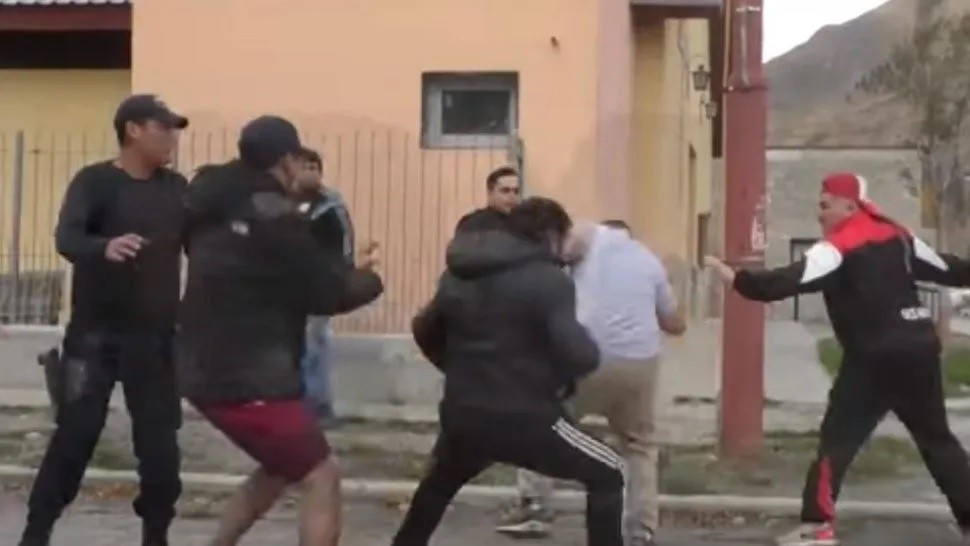 VIDEO: Vecinos le dieron una paliza a un secuestrador que recibió prisión domiciliaria | Noticias