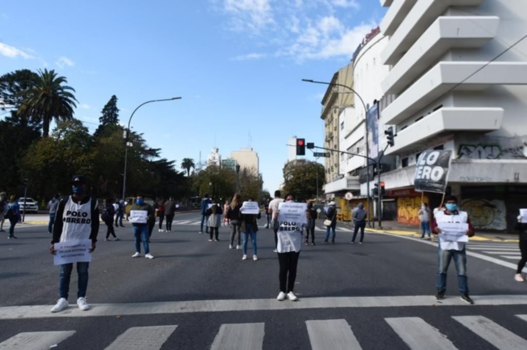 La Plata tuvo la primera marcha con distancia social desde que se inició la cuarentena | Información General