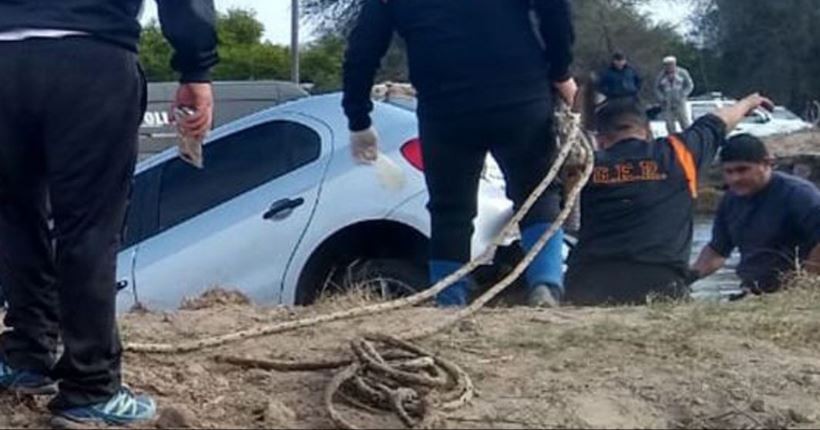 Violaron la cuarentena, se emborracharon y cayeron con su auto a un canal | Información General