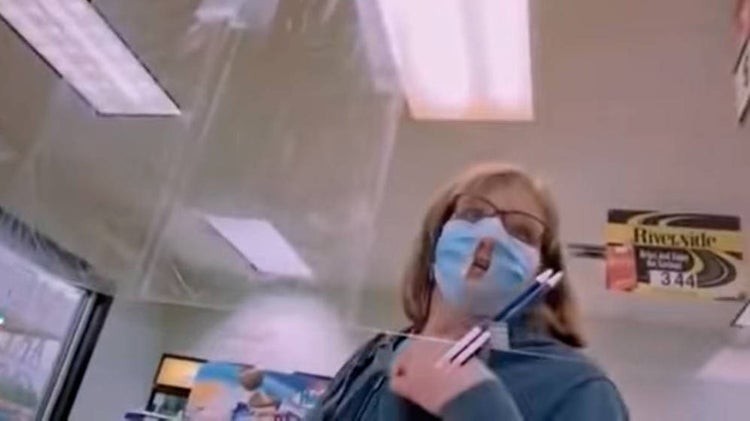 Video: la mujer que decidió cortar su barbijo en la boca para "respirar mejor" | Redes