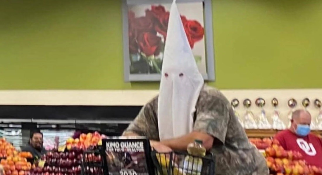 Fue al supermercado con una capucha del Ku Klux Klan a modo de "tapaboca" | Redes