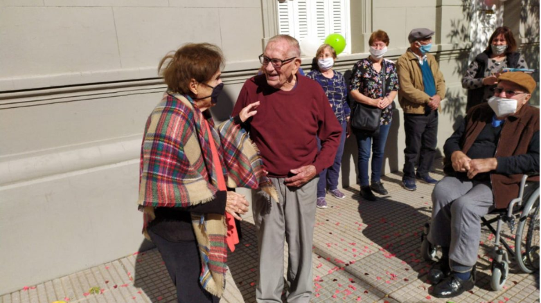 Cumplió 100 años y todos los vecinos salieron a saludarlo | Noticias