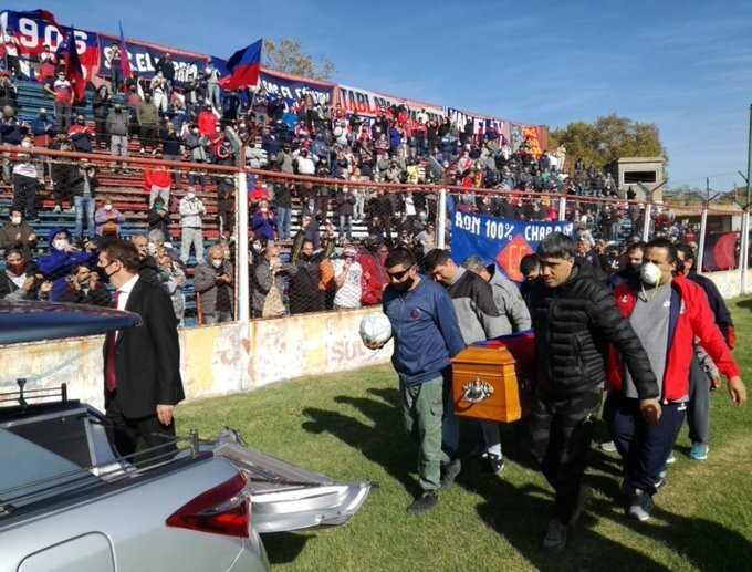 Con mucha emoción y tristeza fueron despedidos los restos del Trinche Carlovich | Noticias
