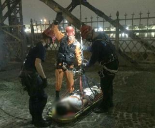 VIDEO: Bomberos rescataron a un hombre desde las alturas del Puente Viejo de La Boca | Nacionales