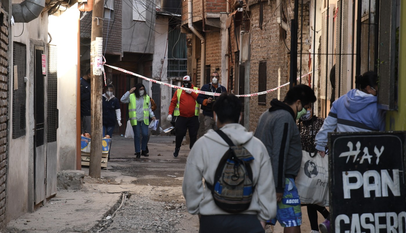 Buscan casos de coronavirus en la villa 1-11-14: Ya hay 616 contagios en barrios vulnerables | Información General