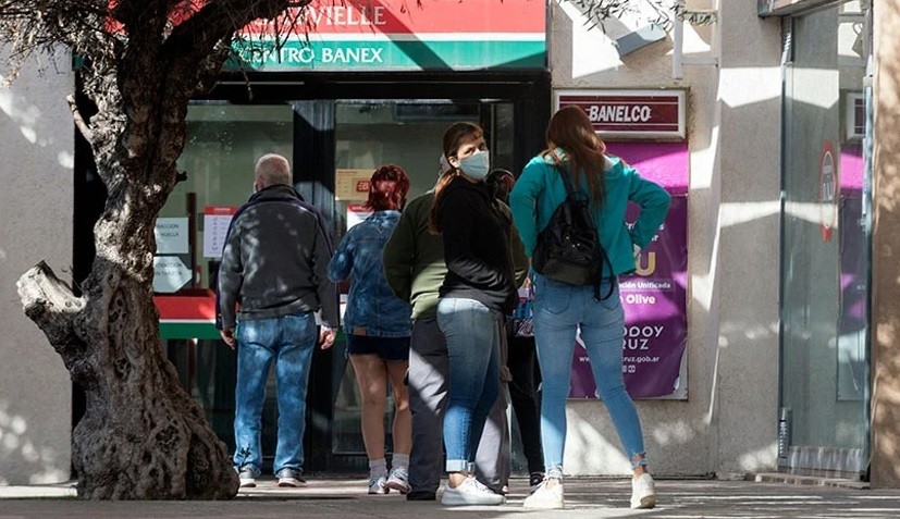 Los bancos deben reintegrar los débitos indebidos realizados sobre el pago del IFE | Noticias