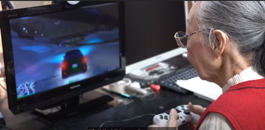 A los 90 años, es récord Guinness como "youtuber gamer" | Redes