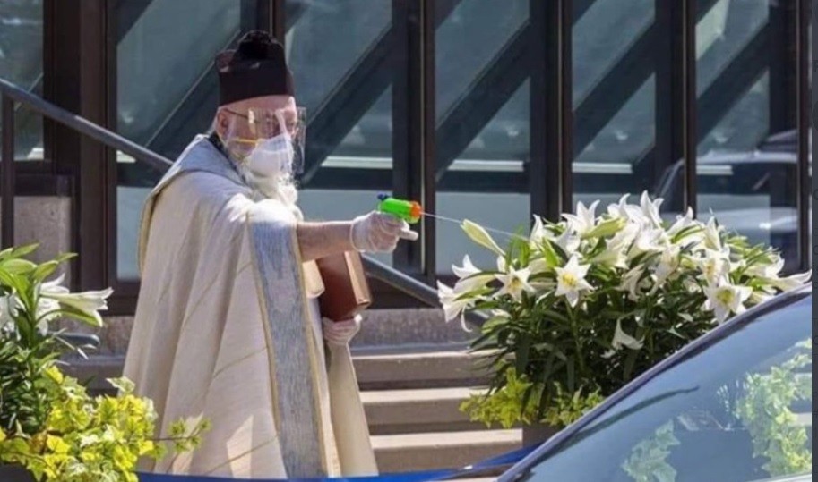 Sacerdote usa una pistola de agua para hacer las bendiciones | Redes