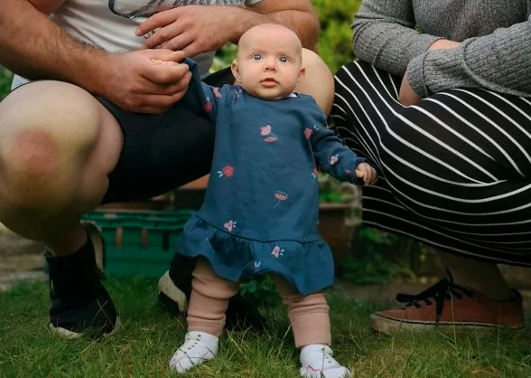 La sorprendente bebé de menos de 4 meses que ya se para sola | Redes