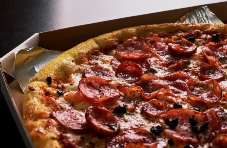 Pizzería ganó dinero comprando sus propias pizzas a través de una app | Redes