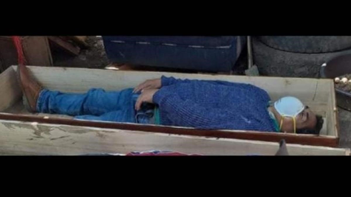 Jefe comunal se hizo el muerto en un ataúd para no ser detenido por violar la cuarentena | Redes
