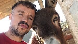 Video: la reacción amorosa de una burra al volver a ver a su cuidador | Redes