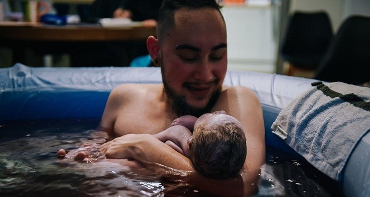 Fotos: el hombre trans que dio a luz a su hijo abajo del agua | Redes
