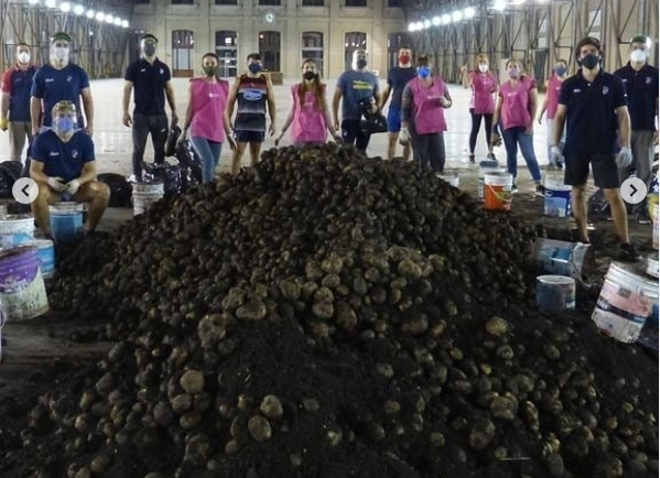 Solidarios: De jugar al rugby a convertirse en embolsadores de papas | Deportes