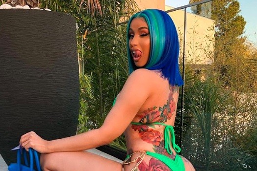 Video: Cardi B mostró el terrible tatuaje de flores que cubre parte de su cuerpo | Espectaculos