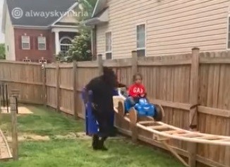 Video: el abuelo que hizo una montaña rusa casera para que su nieto no se aburra | Redes