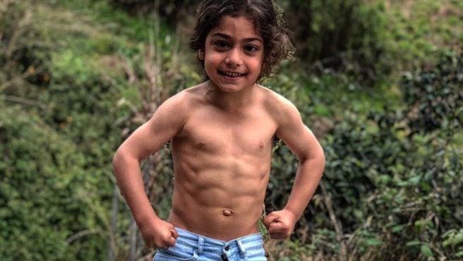 Arat Hosseini, el iraní de 7 años de abdominales de acero que quiere jugar como Messi | Deportes