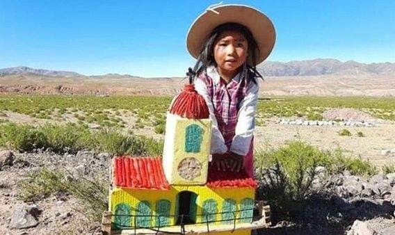 La historia detrás de la conmovedora foto de Delfina y su cabildo del 25 de Mayo | Redes