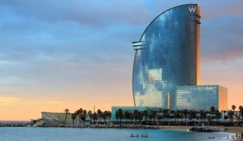 Confinado solo en un hotel de lujo, debe hacer el mantenimiento y abrir 1400 canillas | Información General