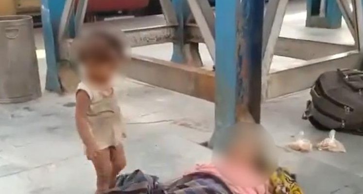 Drama en india: la foto del nene junto a su madre muerta en una estación de trenes | Redes