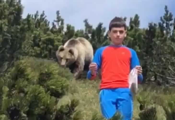 Video viral: la increíble reacción de un nene perseguido por un enorme oso pardo | Redes