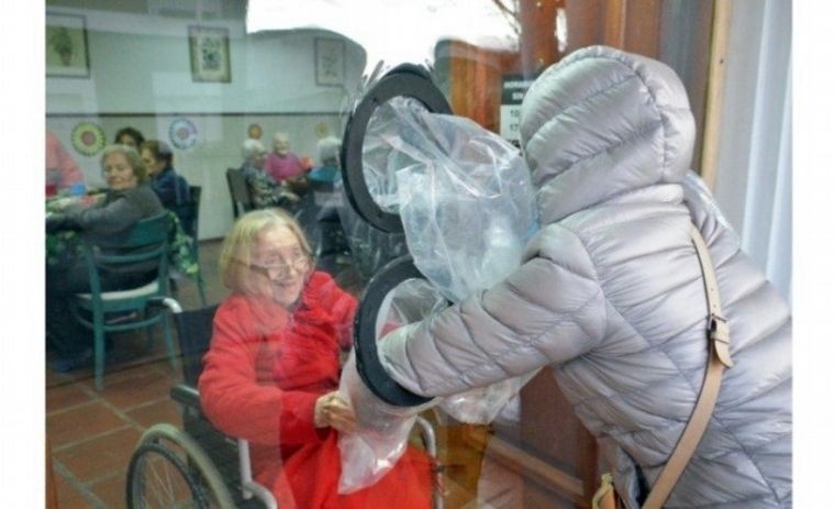 Con un ingenioso sistema volvieron los abrazos en un geriátrico de Tandil | Información General