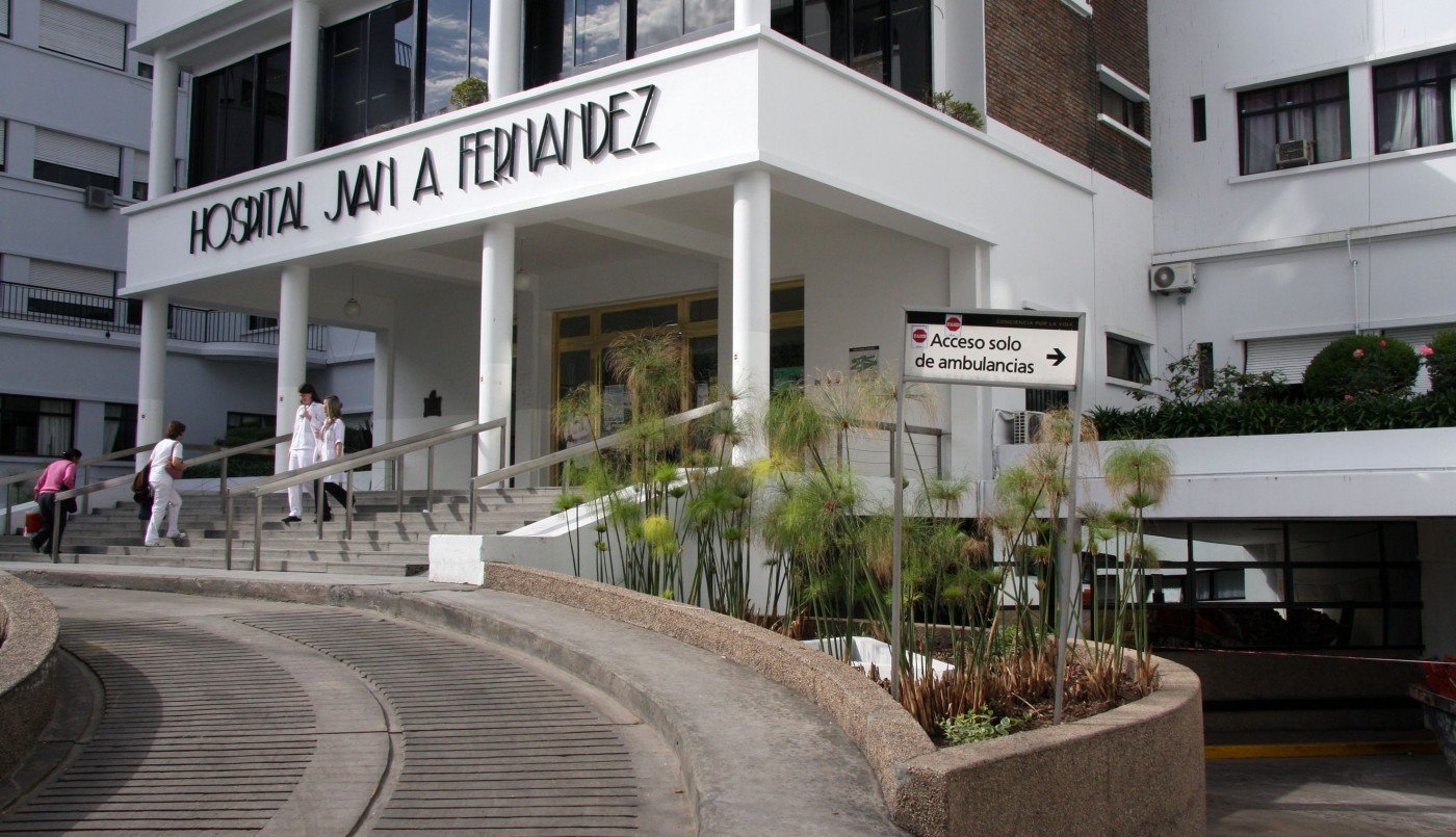 El jefe de Enfermería del Fernández "evoluciona bien" de su cuadro de coronavirus | Información General
