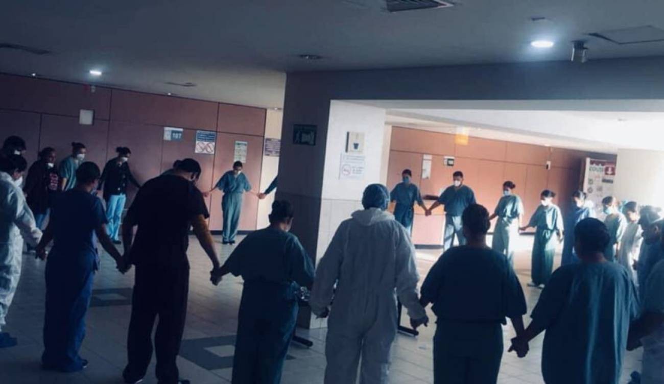 En la trinchera: la foto de los enfermeros que rezan antes de dar la batalla contra el coronavirus | Redes